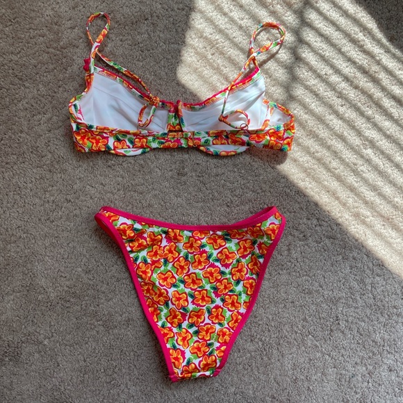 Heavy manners bikini - Picture 3 of 3